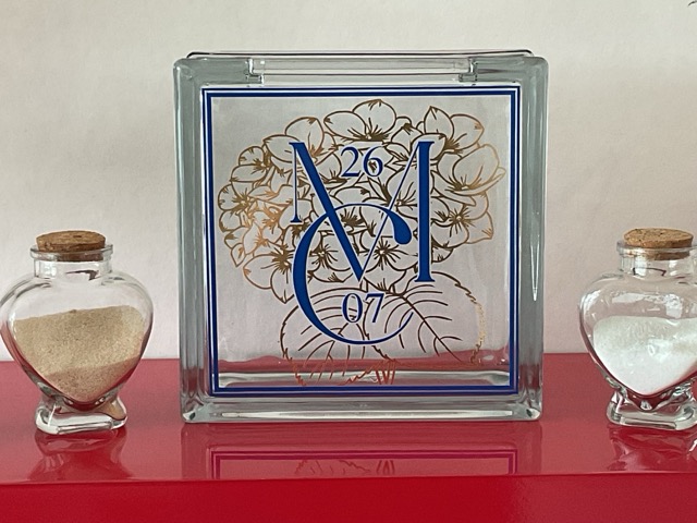 Vase et brique de verre pour la cérémonie du sable